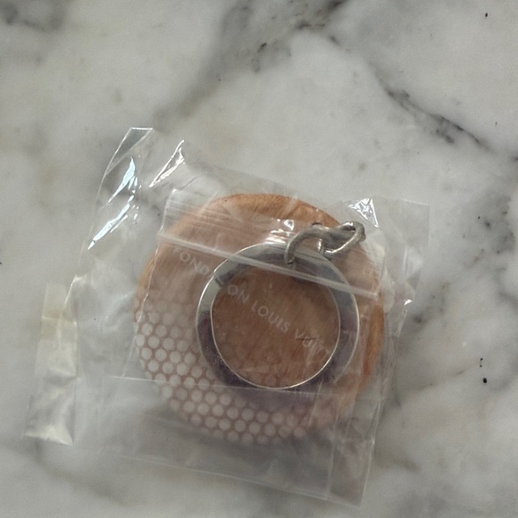 Foundation Louis Vuitton Wood and Silver Keychain - Picture 3 of 3